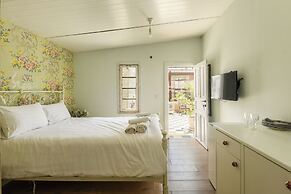 Elegant 1BR Apt w Balcony in the City