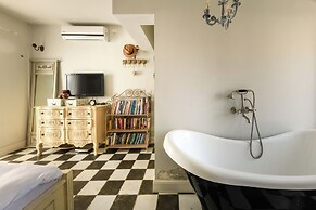 Elegant 1BR Apt w Balcony in the City