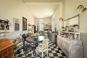 Elegant 1BR Apt w Balcony in the City