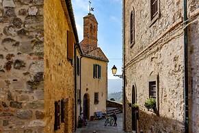 Limone Family Apt Shared Pool,volterra