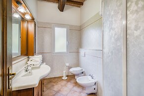 Limone Family Apt Shared Pool,volterra