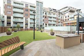 Charming 1BR in Fitzroy w/ Parking, Pool, + Gym!