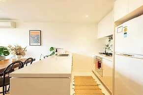 Charming 1BR in Fitzroy w/ Parking, Pool, + Gym!