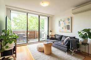 Charming 1BR in Fitzroy w/ Parking, Pool, + Gym!