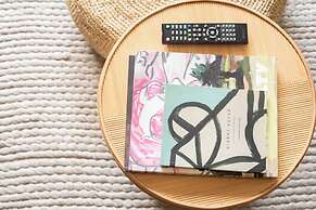 Charming 1BR in Fitzroy w/ Parking, Pool, + Gym!