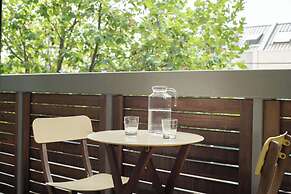 Charming 1BR in Fitzroy w/ Parking, Pool, + Gym!