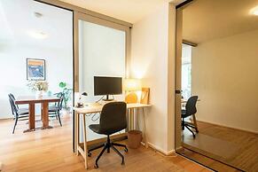 Charming 1BR in Fitzroy w/ Parking, Pool, + Gym!