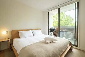 Charming 1BR in Fitzroy w/ Parking, Pool, + Gym!