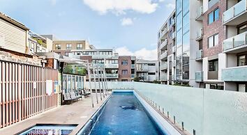 Charming 1BR in Fitzroy w/ Parking, Pool, + Gym!