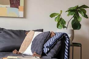 Charming 1BR in Fitzroy w/ Parking, Pool, + Gym!