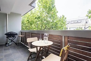 Charming 1BR in Fitzroy w/ Parking, Pool, + Gym!