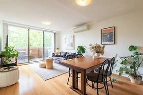 Charming 1BR in Fitzroy w/ Parking, Pool, + Gym!