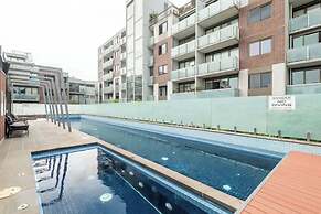 Charming 1BR in Fitzroy w/ Parking, Pool, + Gym!
