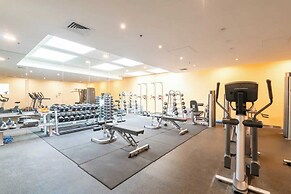 Charming 1BR in Fitzroy w/ Parking, Pool, + Gym!