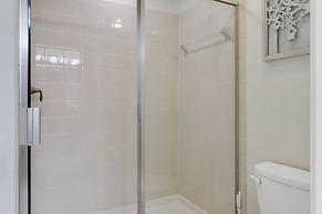 6 Beautiful Bedrooms 6 Baths Pool & Spa 6 Home by RedAwning