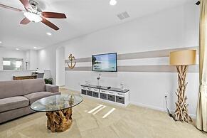 Large 7 Bed In Solterra Pool, Spa Near Disney 7 Bedroom Home by RedAwn