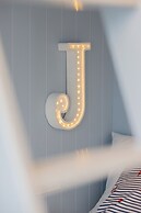 Jantaris Apartment by Renters Prestige