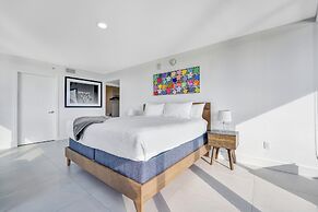 Stunning 2BR 2BA  Bay Harbour with Pool