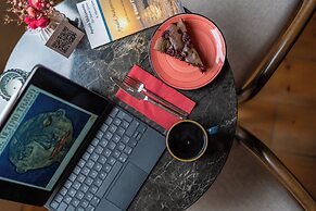 Ivy Ayvalik Coffee & Wine & Hotel