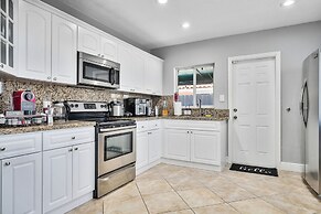 Happy Escape, 15 Min to Beach, Massage Shower Jets, Bar, and BBQ