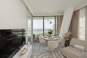 Apartment Royallux Sea View by Renters