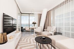 Apartment Royallux Sea View by Renters