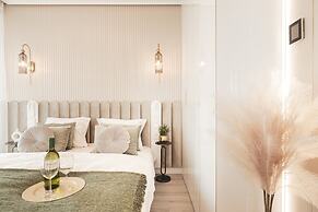 Apartment Royallux Sea View by Renters