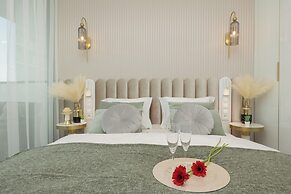 Apartment Royallux Sea View by Renters