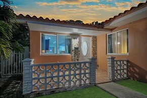 Unique Escape GameRoom! Bar, BBQ, Spacious, and Near Beach