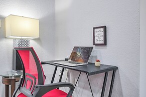 Unique Escape GameRoom! Bar, BBQ, Spacious, and Near Beach