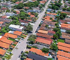 Unique Escape GameRoom! Bar, BBQ, Spacious, and Near Beach