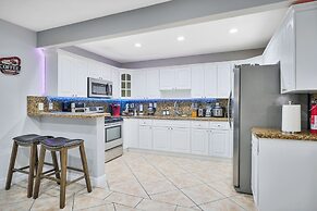 Unique Escape GameRoom! Bar, BBQ, Spacious, and Near Beach