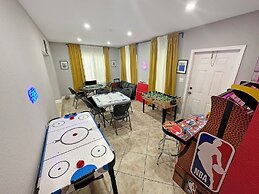 Unique Escape GameRoom! Bar, BBQ, Spacious, and Near Beach