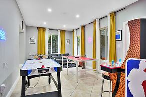 Unique Escape GameRoom! Bar, BBQ, Spacious, and Near Beach