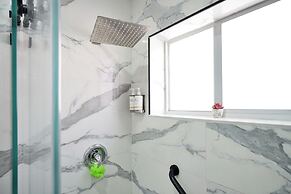 Unique Escape GameRoom! Bar, BBQ, Spacious, and Near Beach