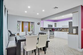 Unique Escape GameRoom! Bar, BBQ, Spacious, and Near Beach