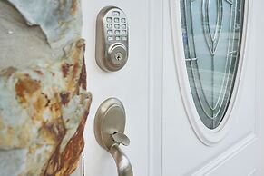 Unique Escape GameRoom! Bar, BBQ, Spacious, and Near Beach