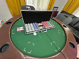 Unique Escape GameRoom! Bar, BBQ, Spacious, and Near Beach