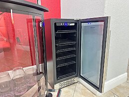 Unique Escape GameRoom! Bar, BBQ, Spacious, and Near Beach