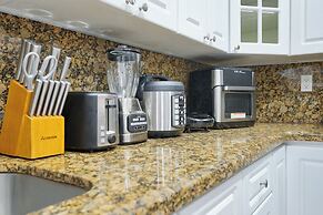 Unique Escape GameRoom! Bar, BBQ, Spacious, and Near Beach