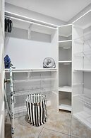 Unique Escape GameRoom! Bar, BBQ, Spacious, and Near Beach