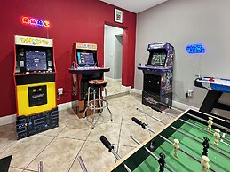 Unique Escape GameRoom! Bar, BBQ, Spacious, and Near Beach