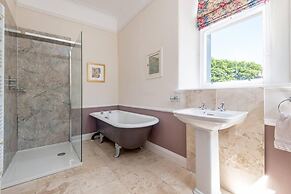 Charming 7-bed Estate House Near Gleneagles