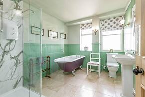 Charming 7-bed Estate House Near Gleneagles