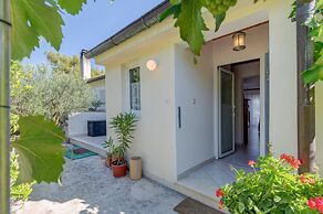 Beachfront Apartment With Balcony and Parking
