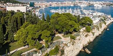 Beachfront Apartment With Balcony and Parking