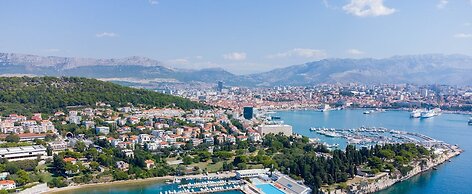 Beachfront Apartment With Balcony and Parking