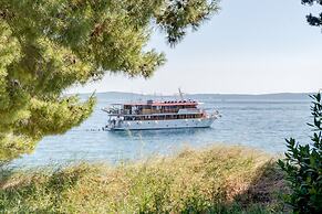 Beachfront Apartment With Balcony and Parking