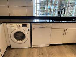 After 5 Apartment 3, 2 Spacious En-suite Bedrooms