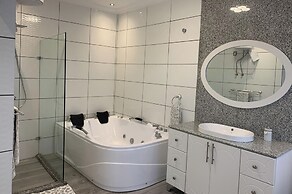 2 Bed Apartment Sleeps 4 - Jacuzzi, Parking, Wifi